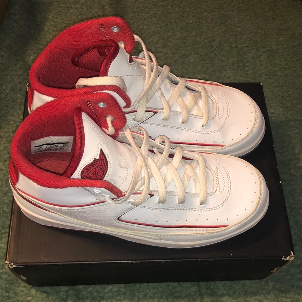 BOYS SIZE 3Y or WOMENS SIZE “5”. Jordan 2